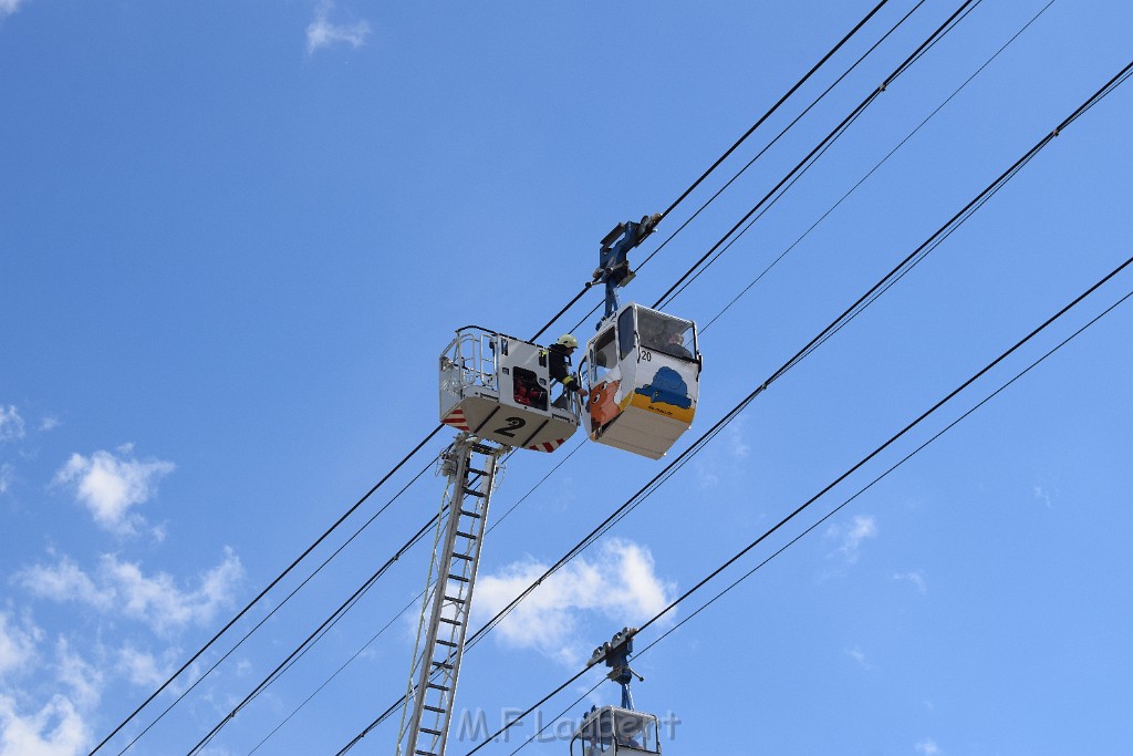 Koelner Seilbahn Gondel blieb haengen Koeln Linksrheinisch P119.JPG